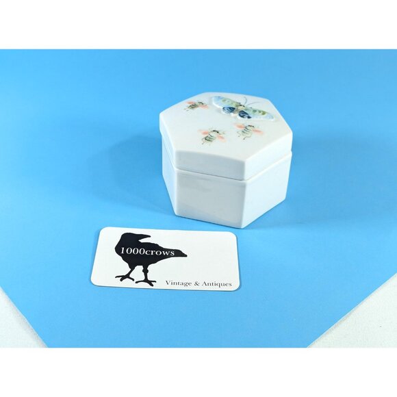 Vintage Chinese Hexagonal porcelain box with insect decorations, ceramic - Picture 3 of 9